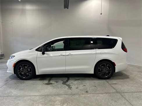 New 2026 Chrysler Pacifica Select image 9