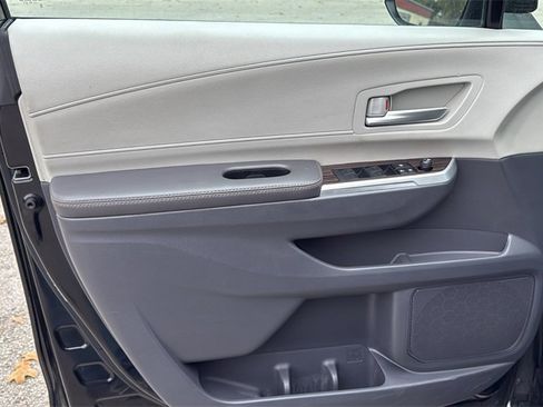 Used 2024 Toyota Sienna XLE image 18