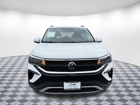 Used 2024 Volkswagen Taos SE image 2