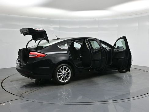 Certified 2017 Ford Fusion SE image 6