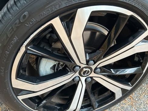 Used 2023 Volvo XC60 B6 Ultimate w/ Protection Package Premier image 12