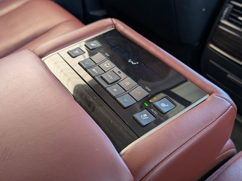 Used 2017 Lexus LX 570 4WD w/ Luxury Package image 27