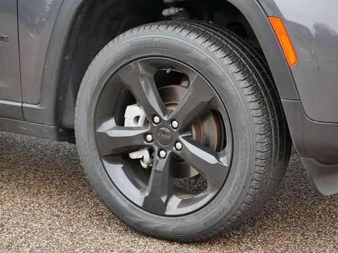 Certified 2024 Jeep Grand Cherokee Limited w/ Black Appearance Package image 15