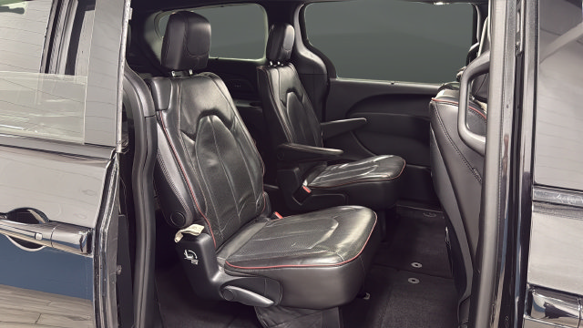 Used 2020 Chrysler Pacifica Limited FWD image 25