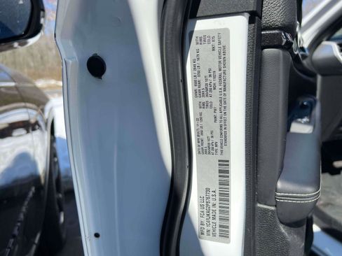 Used 2023 Jeep Grand Cherokee L Laredo image 9