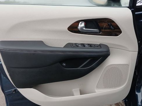 Certified 2023 Chrysler Pacifica Limited image 25