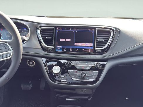 New 2026 Chrysler Pacifica Select AWD/4WD image 17