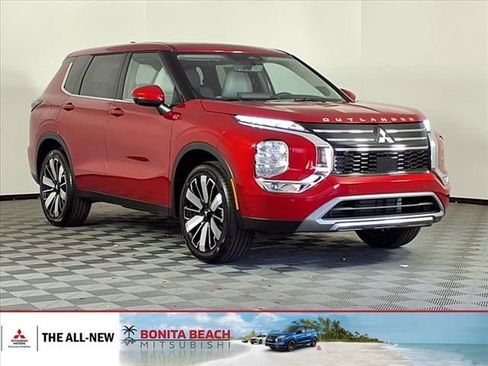 Used 2025 Mitsubishi Outlander SE image 1