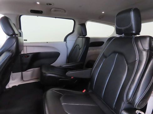 Used 2024 Chrysler Pacifica Touring-L FWD image 14