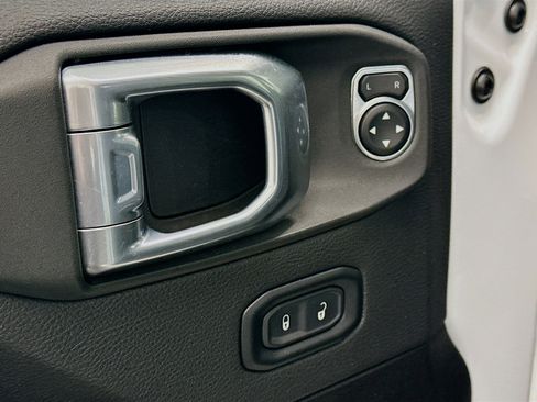 Used 2025 Jeep Wrangler Sahara image 15