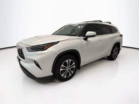 Certified 2024 Toyota Highlander XLE AWD/4WD image 3
