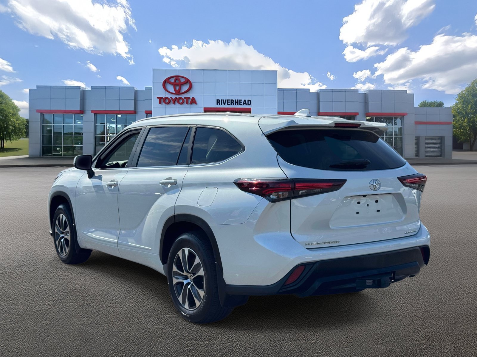Used 2024 Toyota Highlander XLE AWD/4WD image 5