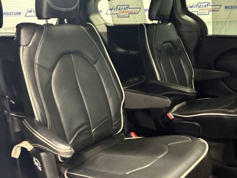 Used 2025 Chrysler Pacifica Limited FWD image 41