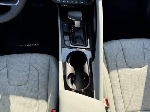 Used 2025 Hyundai Elantra Limited image 11