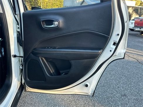 Used 2018 Jeep Compass Latitude w/ Cold Weather Group image 16