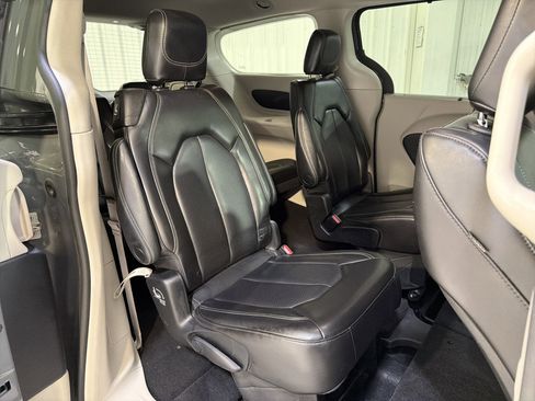 Used 2023 Chrysler Pacifica Touring-L w/ Road Tripper Package FWD image 11