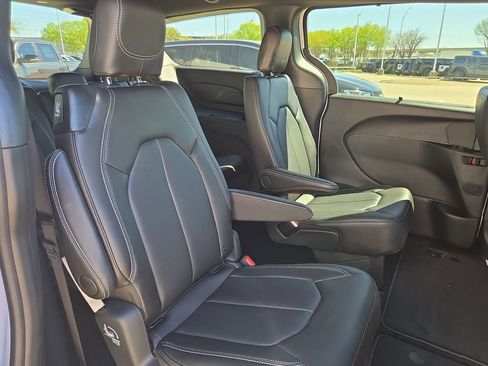 New 2026 Chrysler Pacifica Select FWD image 26