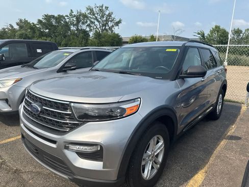 Used 2021 Ford Explorer XLT w/ Equipment Group 202A AWD/4WD image 28