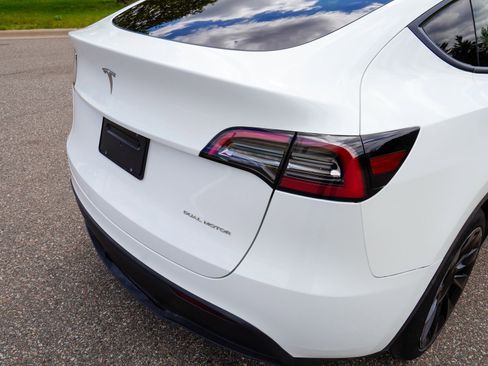 Used 2023 Tesla Model Y Long Range AWD/4WD image 30