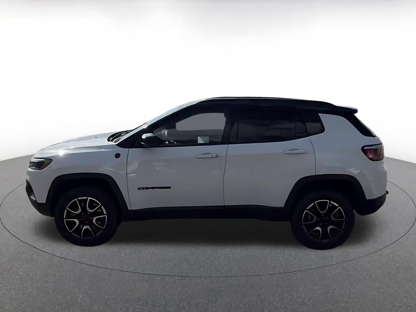 Used 2025 Jeep Compass Trailhawk AWD/4WD image 7
