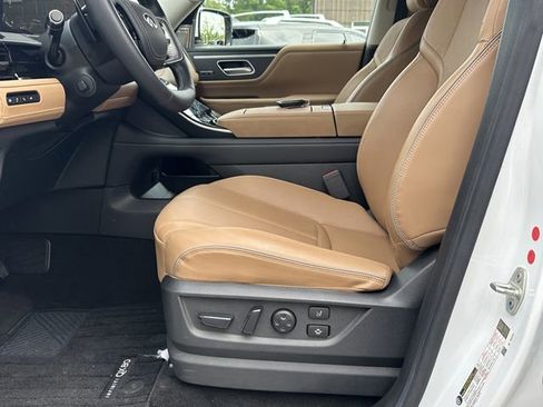 Used 2025 INFINITI QX80 Sensory AWD/4WD image 11
