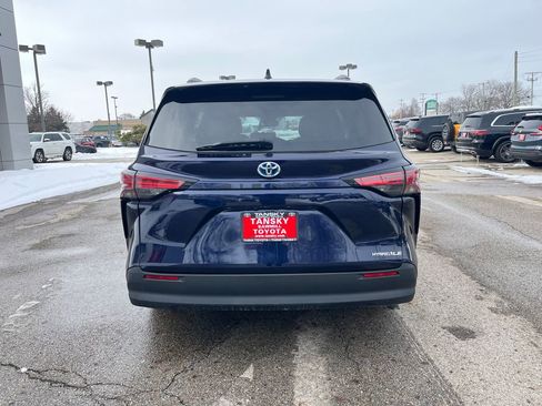 Certified 2021 Toyota Sienna LE image 4