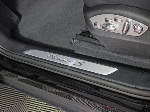 Certified 2025 Porsche Macan S AWD/4WD image 17