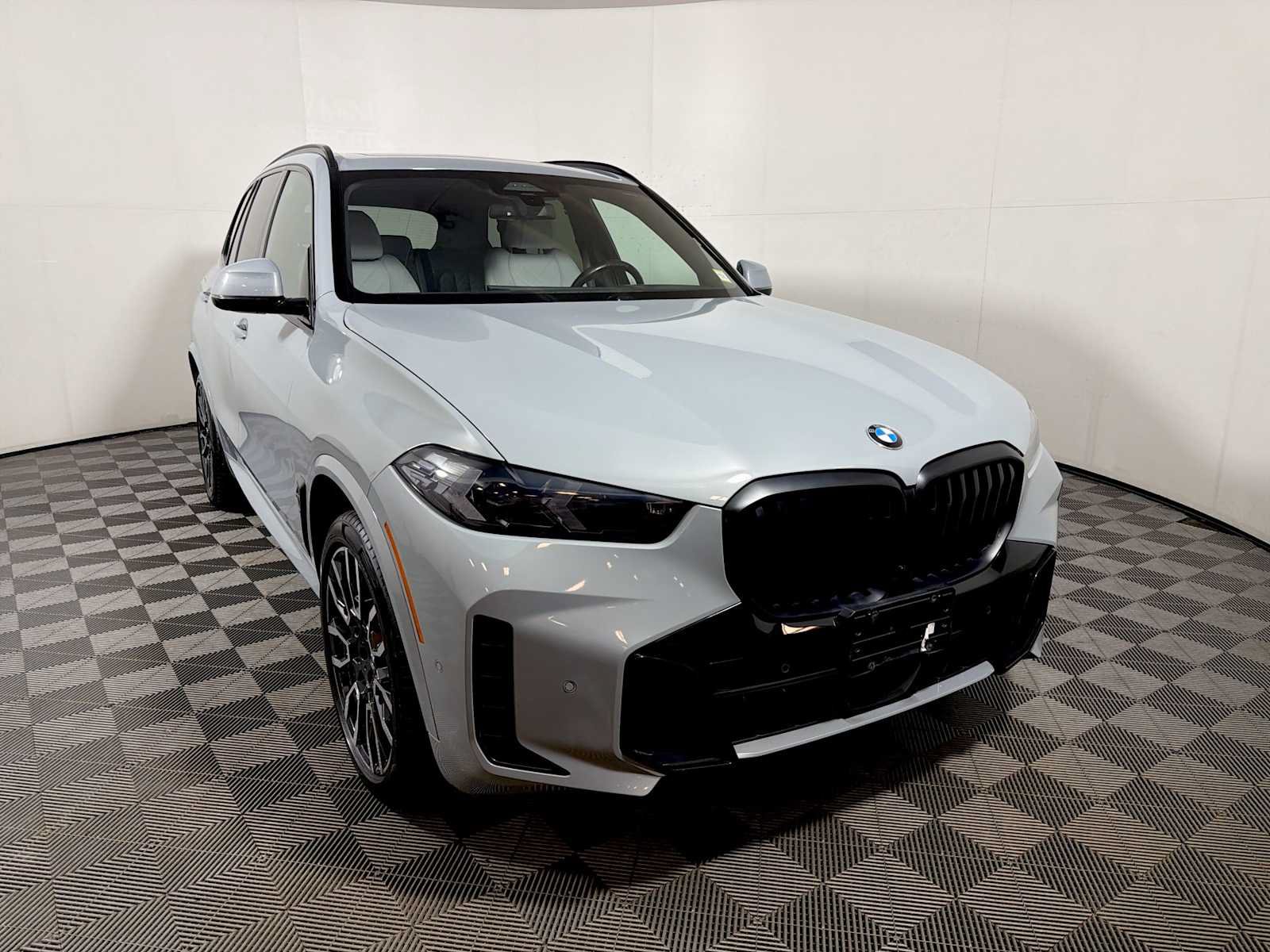 Used 2024 BMW X5 xDrive40i w/ M Sport Package AWD/4WD image 2