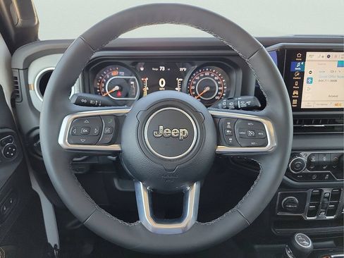 Used 2025 Jeep Wrangler Unlimited Sahara AWD/4WD image 23