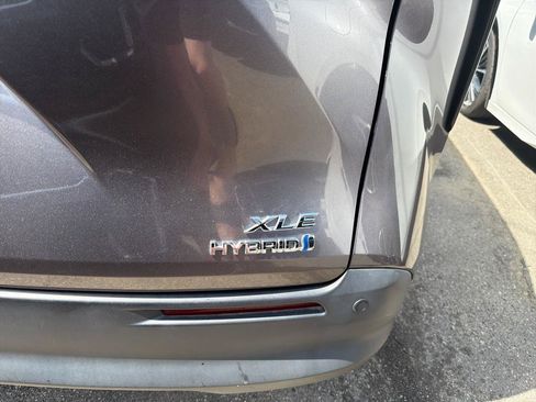 Used 2021 Toyota Sienna XLE FWD image 24