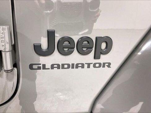 Used 2022 Jeep Gladiator Willys image 39