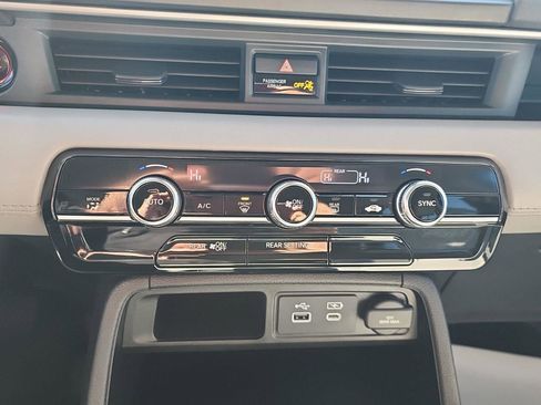 Used 2023 Honda Pilot LX image 9