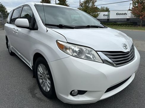 Used 2013 Toyota Sienna XLE image 6