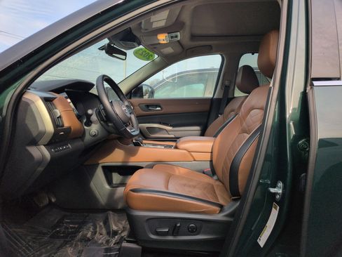 Used 2023 Nissan Pathfinder Platinum image 12