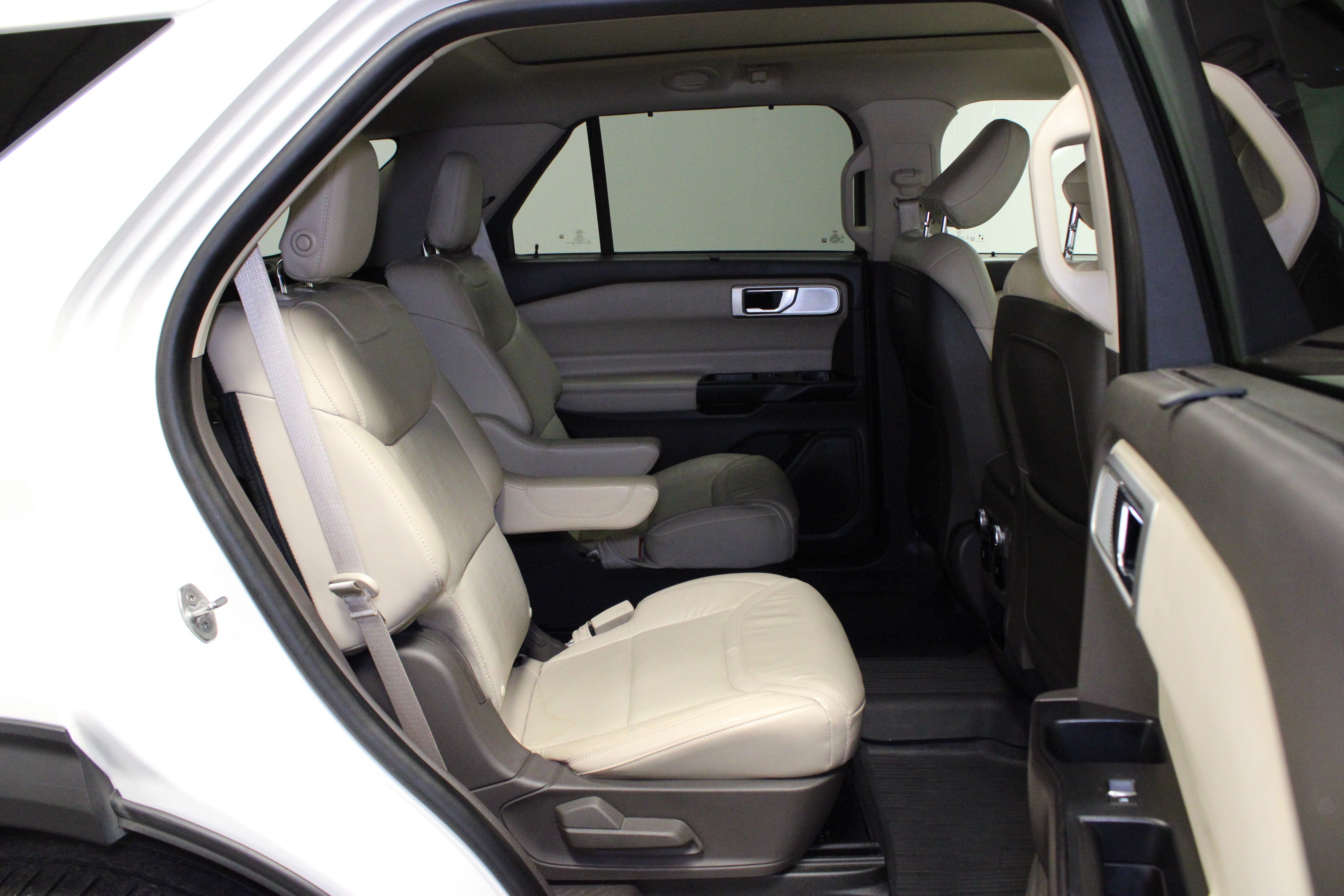 Used 2020 Ford Explorer Platinum w/ Premium Technology Package AWD/4WD image 17