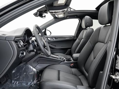 Certified 2025 Porsche Macan image 8