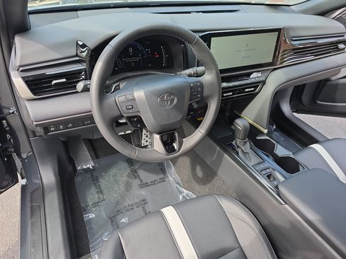 Used 2025 Toyota Camry SE w/ Multimedia Upgrade Package image 17