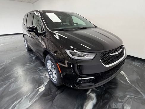 New 2026 Chrysler Pacifica Select AWD/4WD image 19