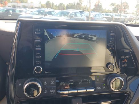 Used 2021 Toyota Highlander XLE image 28