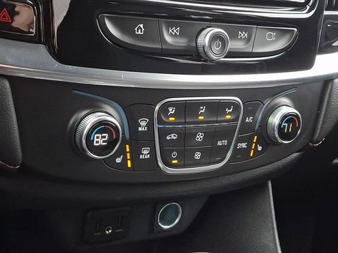 Used 2021 Chevrolet Traverse LT image 16