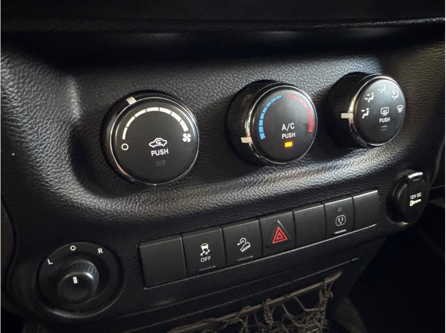 Used 2017 Jeep Wrangler Unlimited Sahara w/ Connectivity Group AWD/4WD image 22