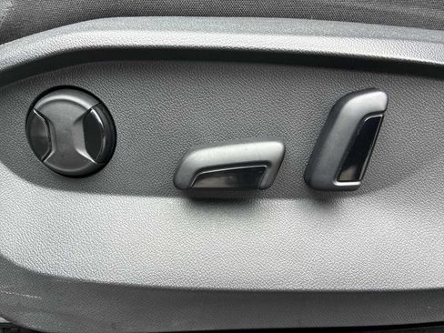 Used 2023 Volkswagen Tiguan SE AWD/4WD image 14