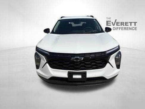 New 2026 Chevrolet Trax LT w/ Driver Confidence Package FWD image 2