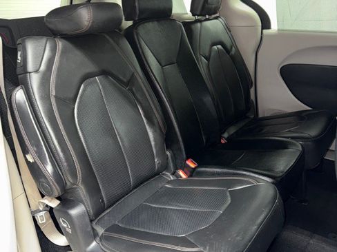 Used 2020 Chrysler Pacifica Touring-L FWD image 32
