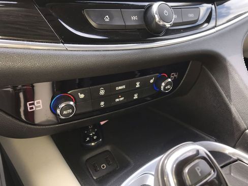 Used 2019 Buick Enclave Essence FWD image 18