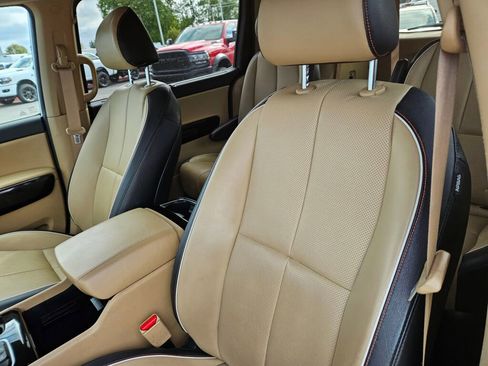 Used 2015 Kia Sedona SX image 16