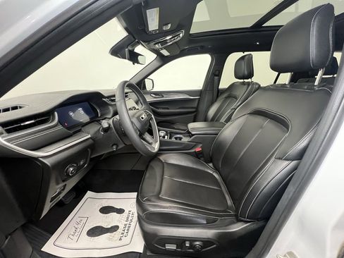 Used 2024 Jeep Grand Cherokee L Limited w/ Luxury Tech Group II image 4