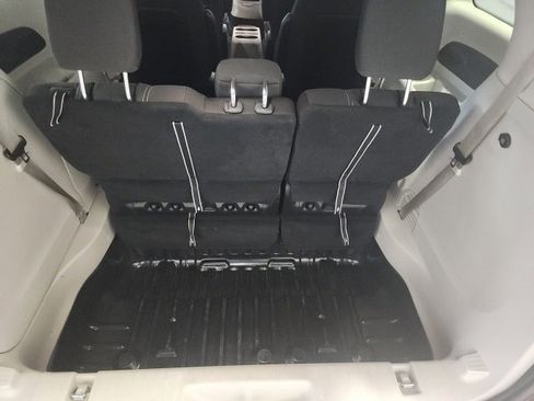 Used 2022 Chrysler Voyager LX image 18