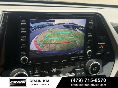 Used 2022 Toyota Highlander LE AWD/4WD image 16