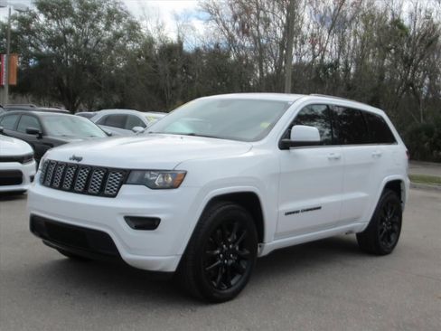Used 2021 Jeep Grand Cherokee Laredo X image 3